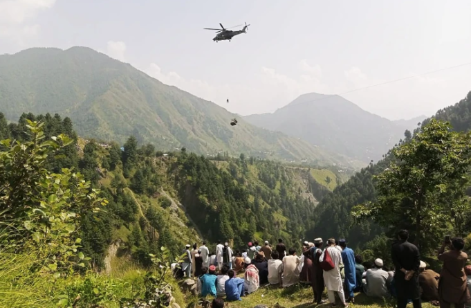 Children trapped 900 feet in air in Pakistan