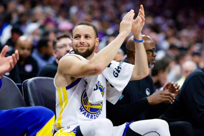 Curry hits 700th 20-point game as Warriors cruise past Kings