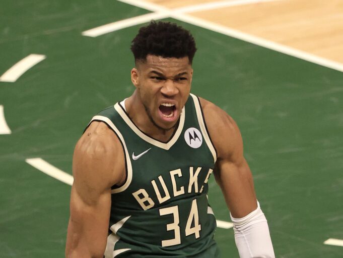 Giannis Antetokounmpo reaches 20,000 points as Bucks crush Mavericks